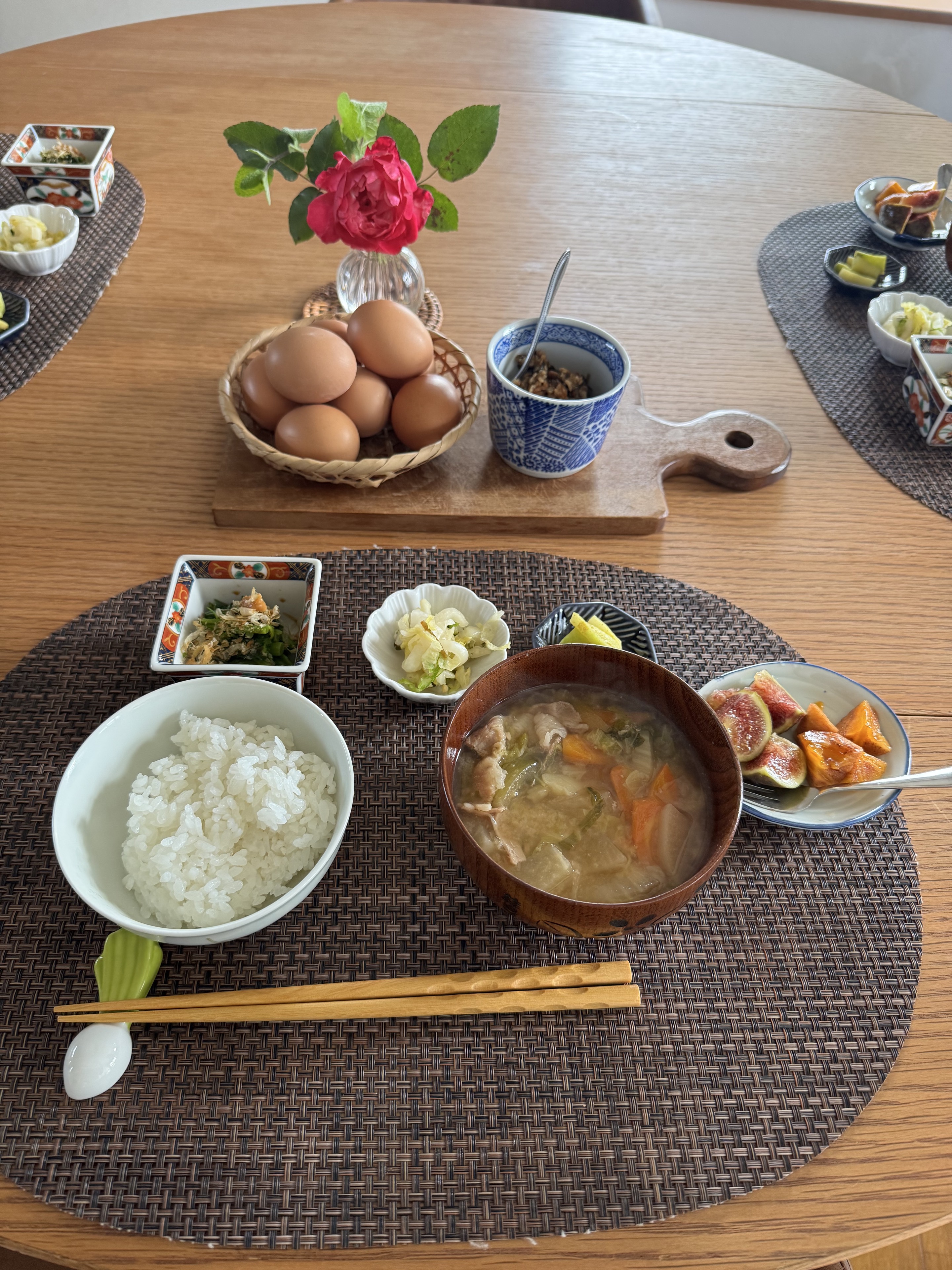 野菜とご飯と汁物の朝ごはん