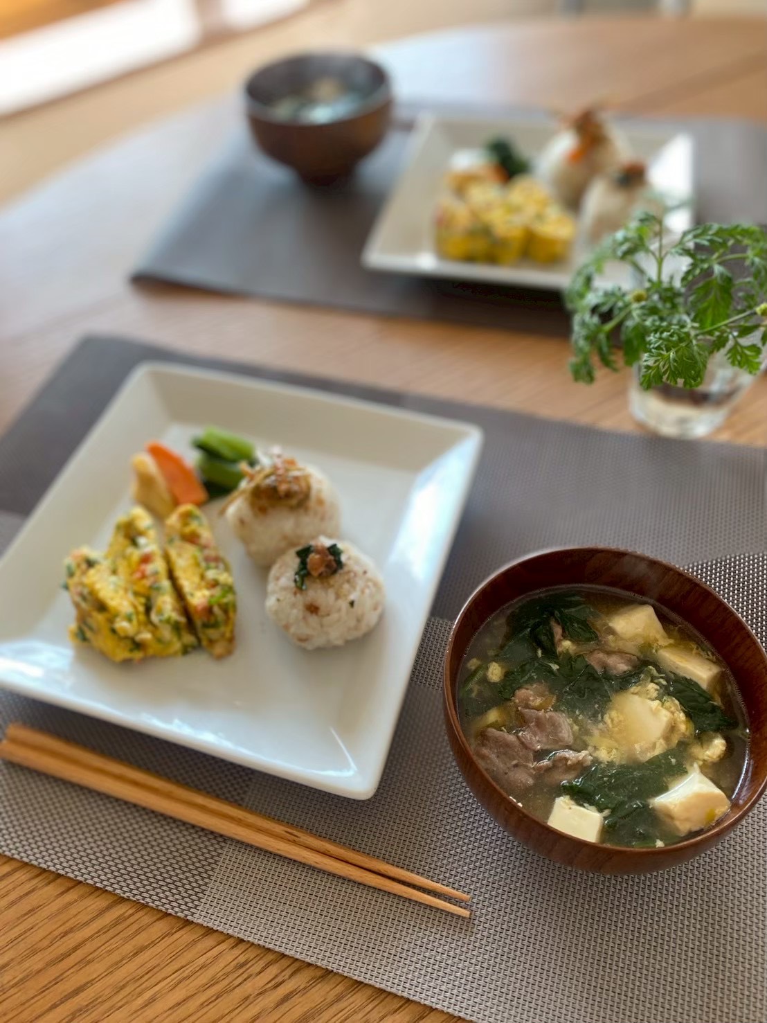おにぎりと卵焼き、汁物の食卓