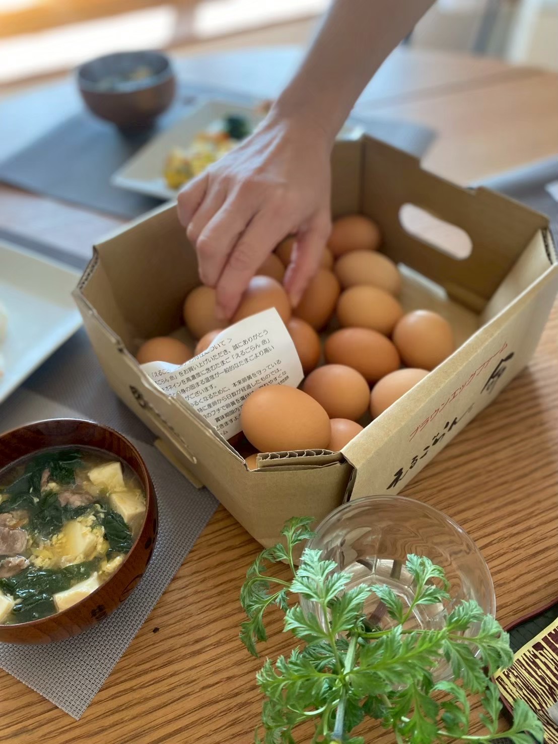 新鮮な卵と朝ごはんの食卓