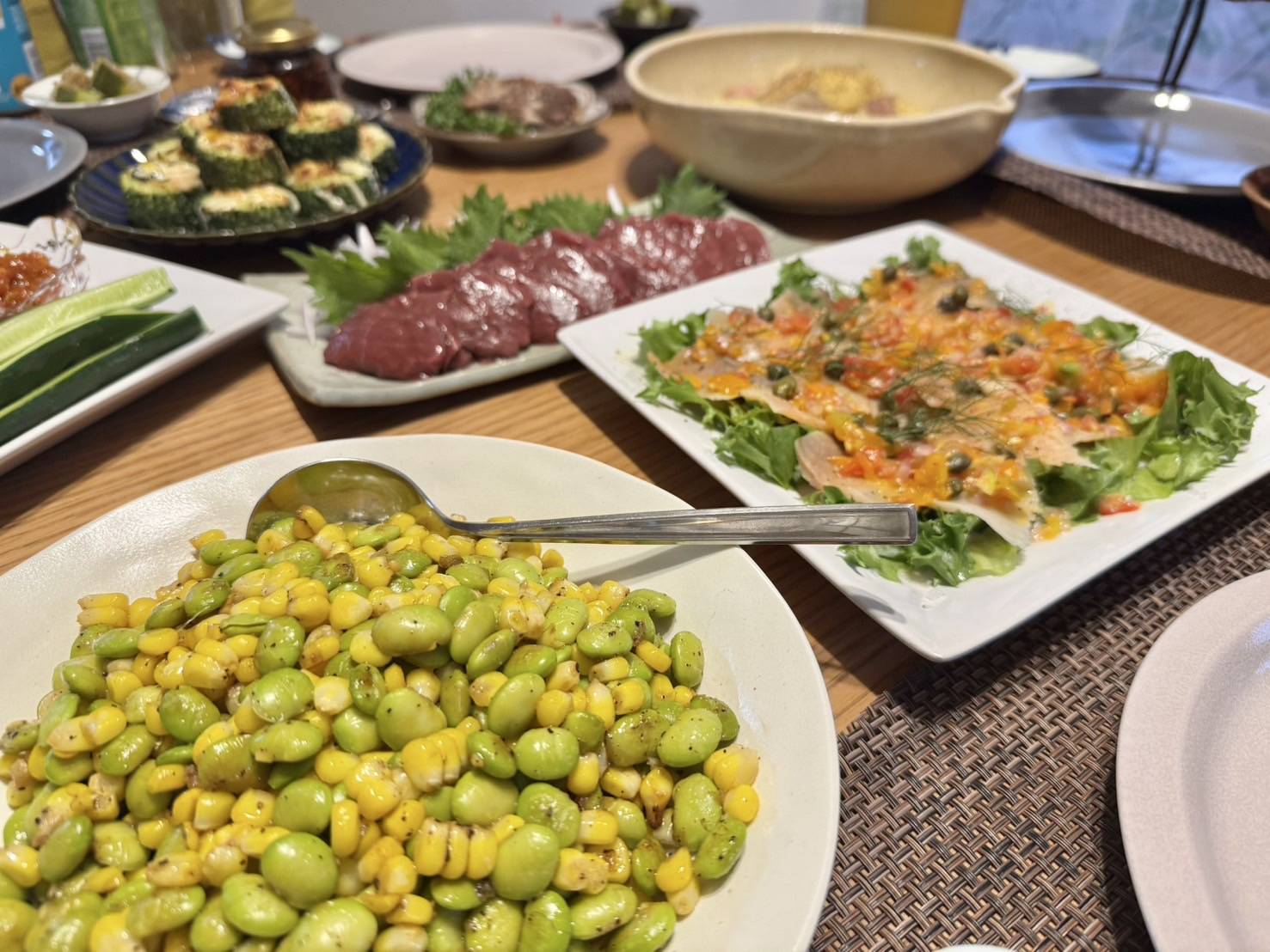 季節の野菜と料理をみんなで囲む夕食の食卓